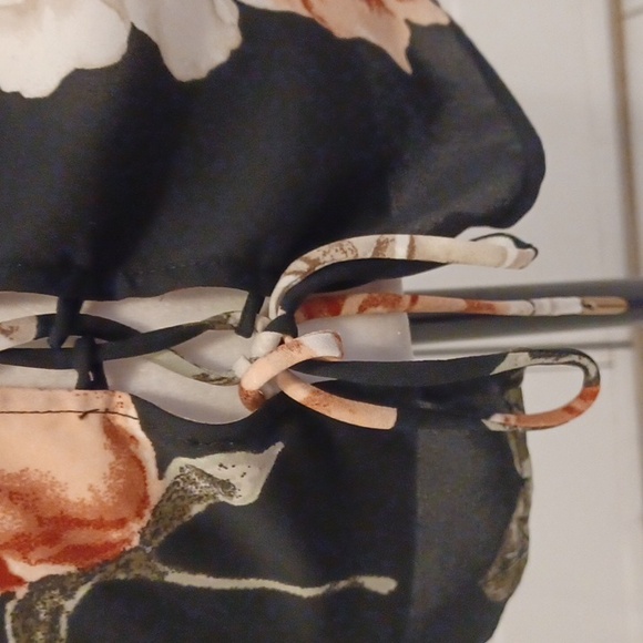 4/$40 Black Floral Open Tie-Up Back Blouse - Size Medium - Picture 6 of 8